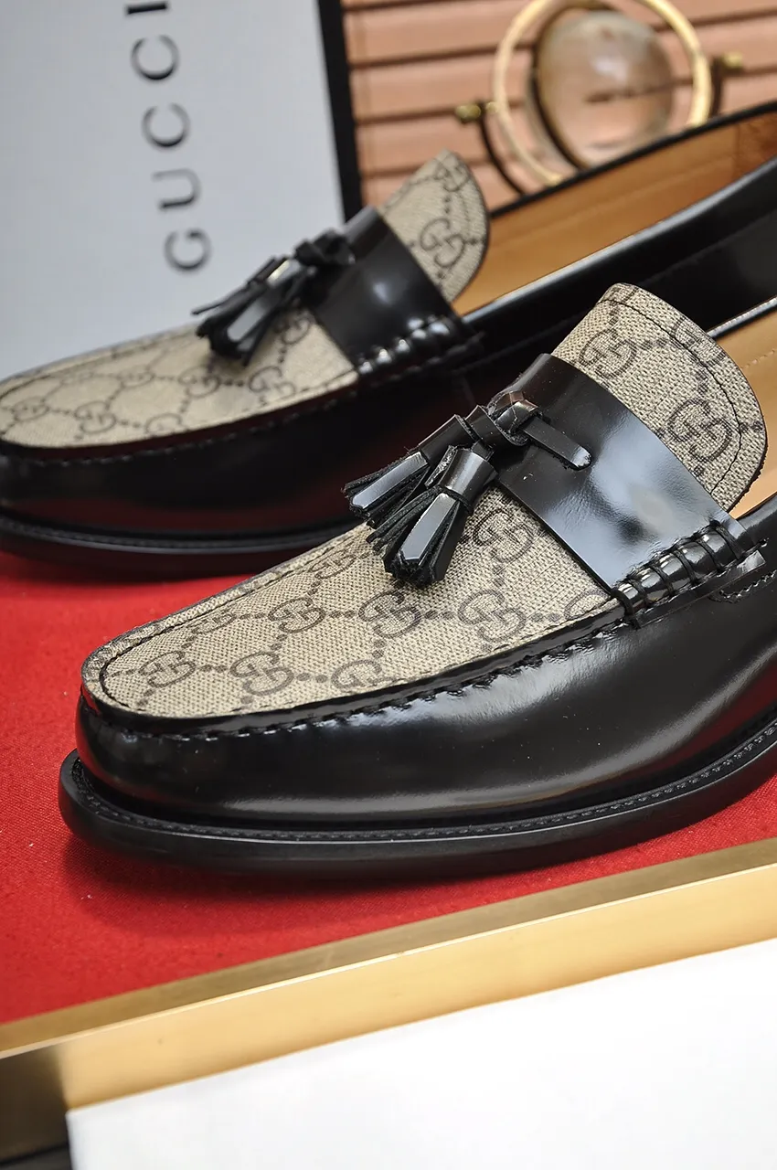 Men's shoes💰560💶Italy's top luxury men's shoe giant (GUCCI) (Gucci) (full cowhide lining) new arrival🍃Original European style🔰 Pleasant to the eye😍In order to make the shoes more durable and non-deformable🌀The production continues to follow traditional methods but there is still no lack of innovation💪Choose original sheepskin for the leather♻️ Smooth and natural And extra bright ⭐Made of imported cowhide, the first choice of rich people 38-45 (45 customized)